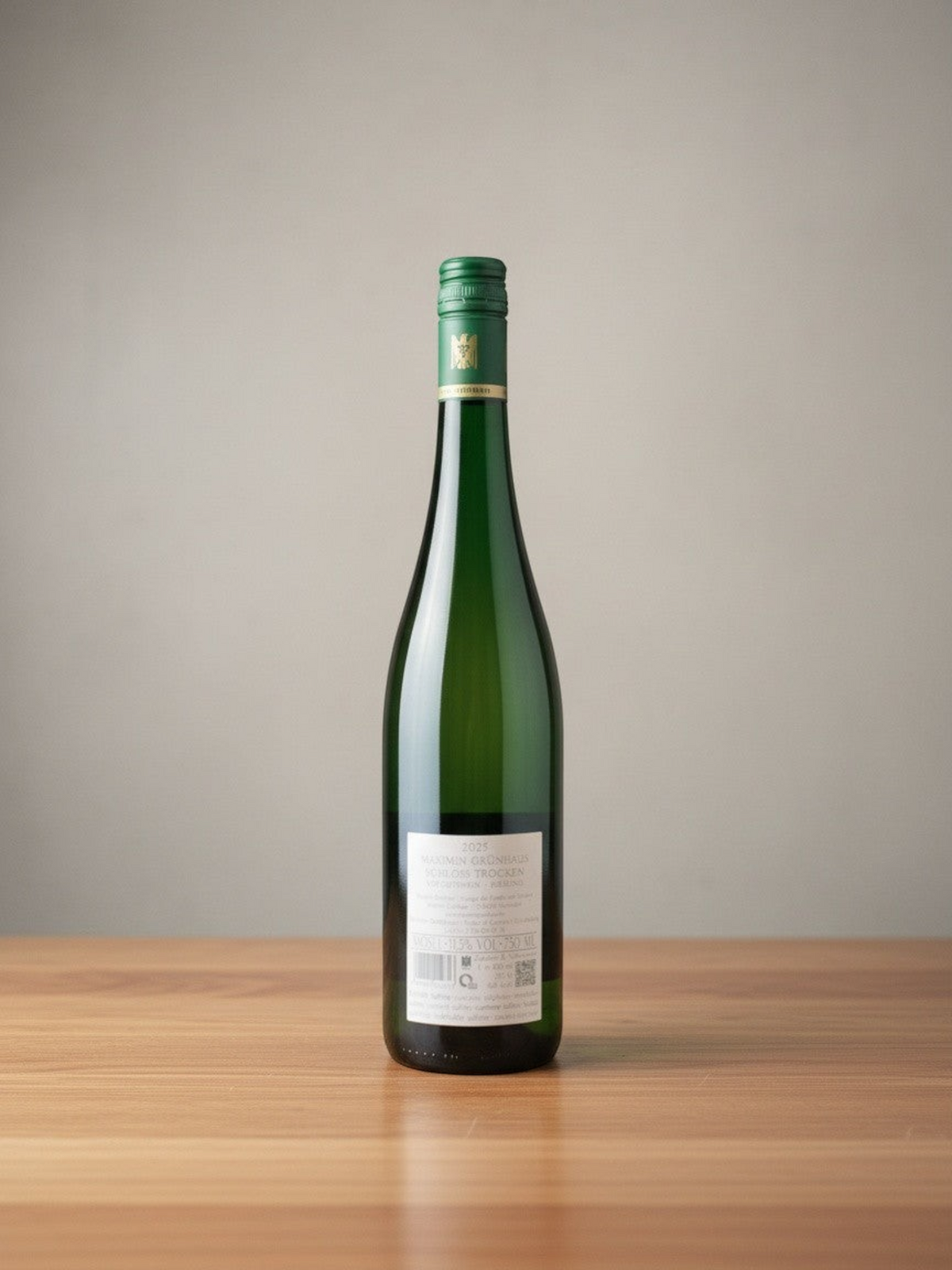 Goldener Zwilling Maximin Grünhaus Schloss Riesling 2025 Weinflasche mit grünem Schraubverschluss auf Holztisch