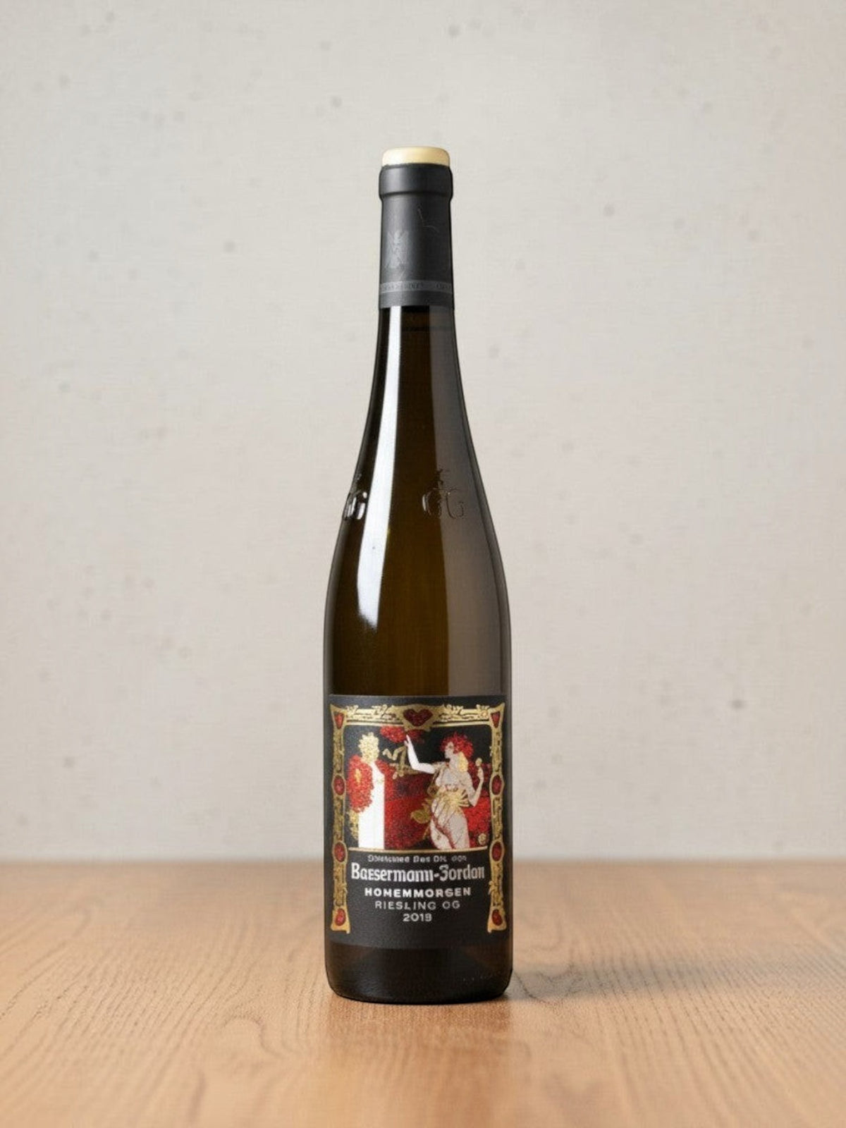 Goldener Zwilling Bassermann-Jordan Hohenmorgen GG 2019 Riesling Weissweinflasche mit kunstvollem Etikett auf Holztisch