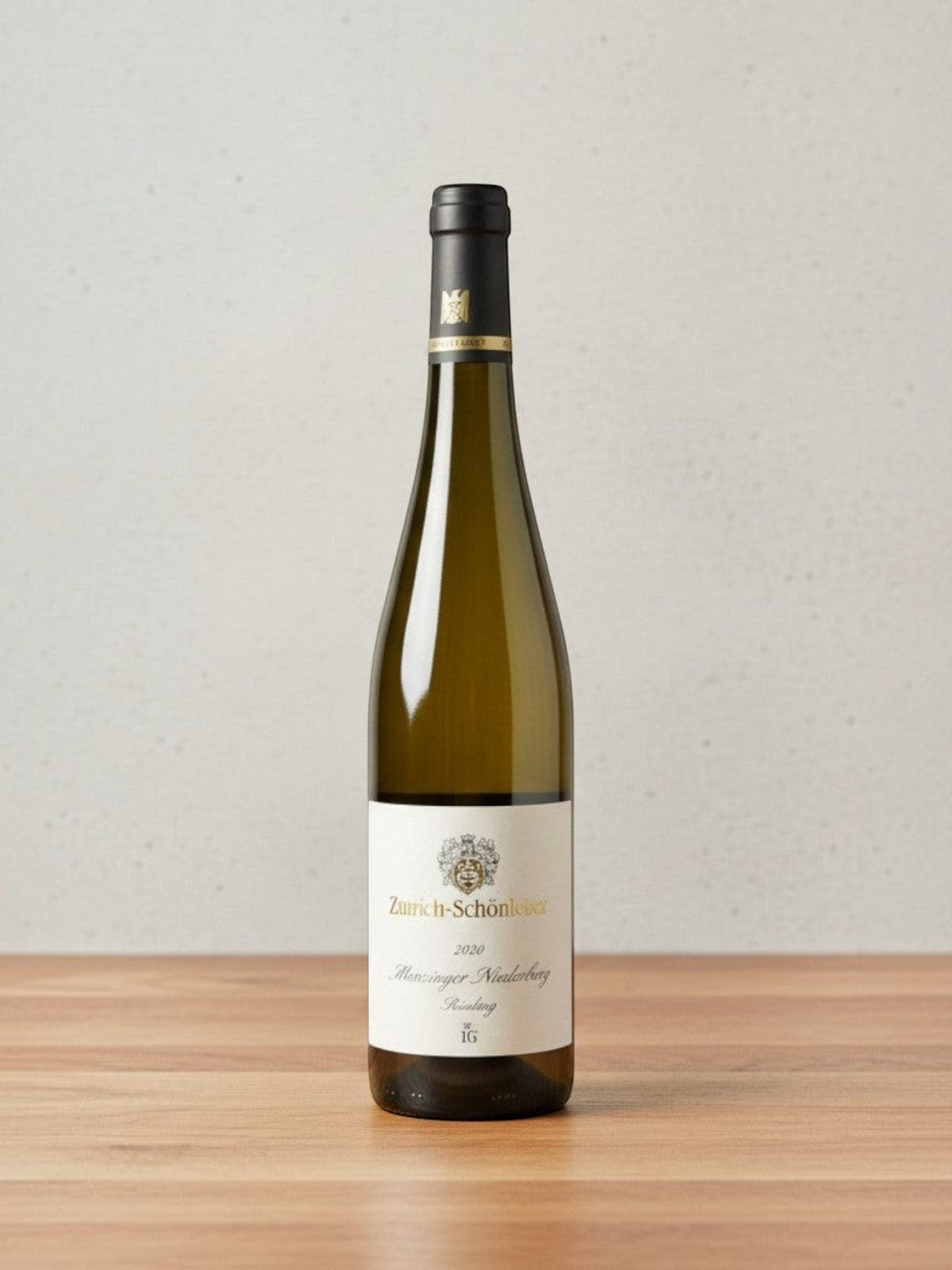 Goldener Zwilling Emrich-Schönleber Monzinger Niederberg Riesling 2020 Weißweinflasche auf Holztisch