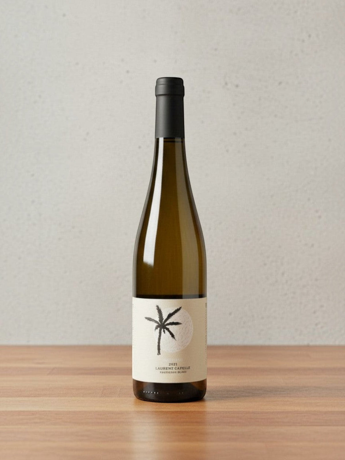 Goldener Zwilling Hofmann Sauvignon Blanc Laurenzikapelle 2021 Weißweinflasche mit Palmen-Etikett auf Holztisch