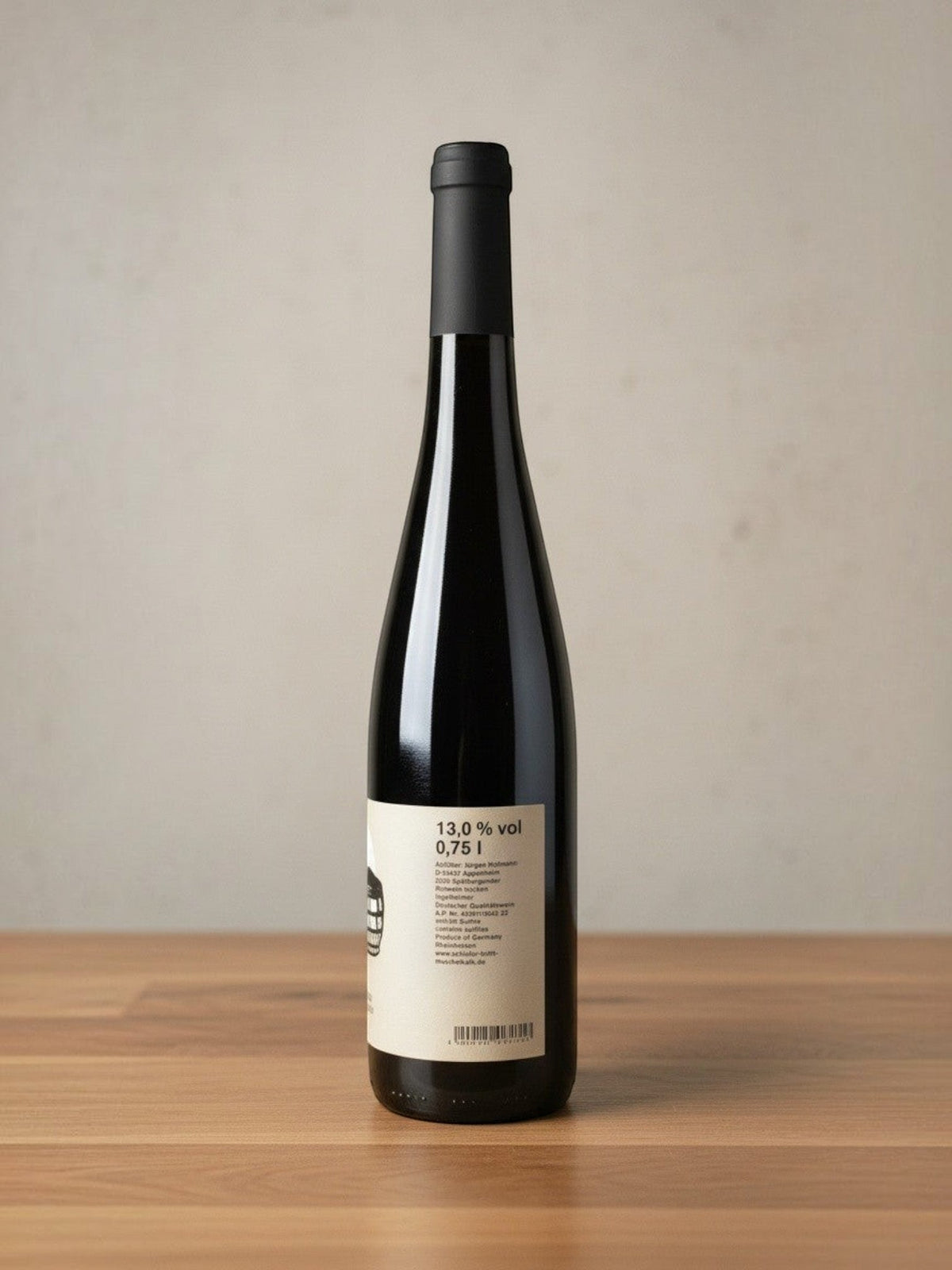 Ein Spätburgunder voller Finesse und Kraft: Zarte Aromen von Veilchen, Cassis und Waldboden vereinen sich mit einem Hauch warmer Vanille zu einem betörenden Bukett. Dieser feine Tropfen passt perfekt zu würzigen Wildgerichten und macht jeden Genussmoment zum Erlebnis.