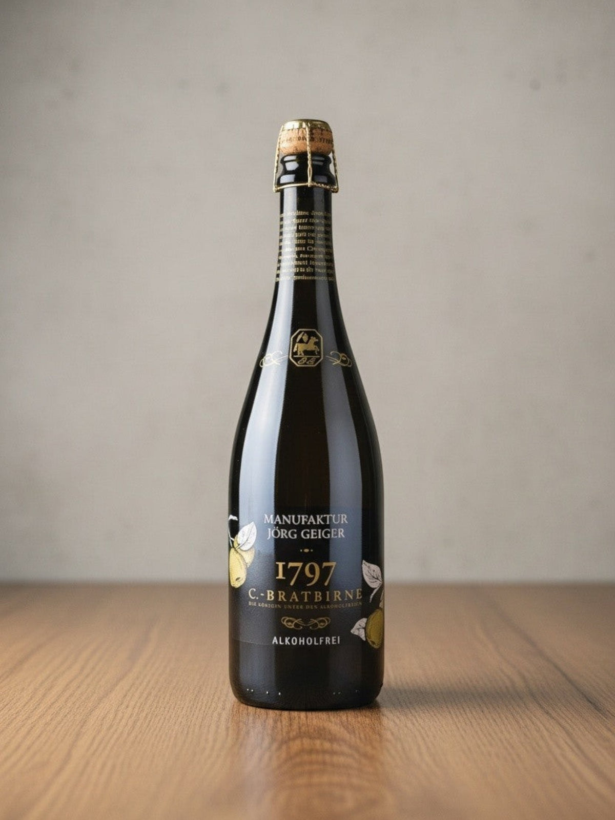 Goldener Zwilling Jörg Geiger Die C.-Bratbirne alkoholfreie Birnen-Cuvée in einer eleganten dunklen Glasflasche