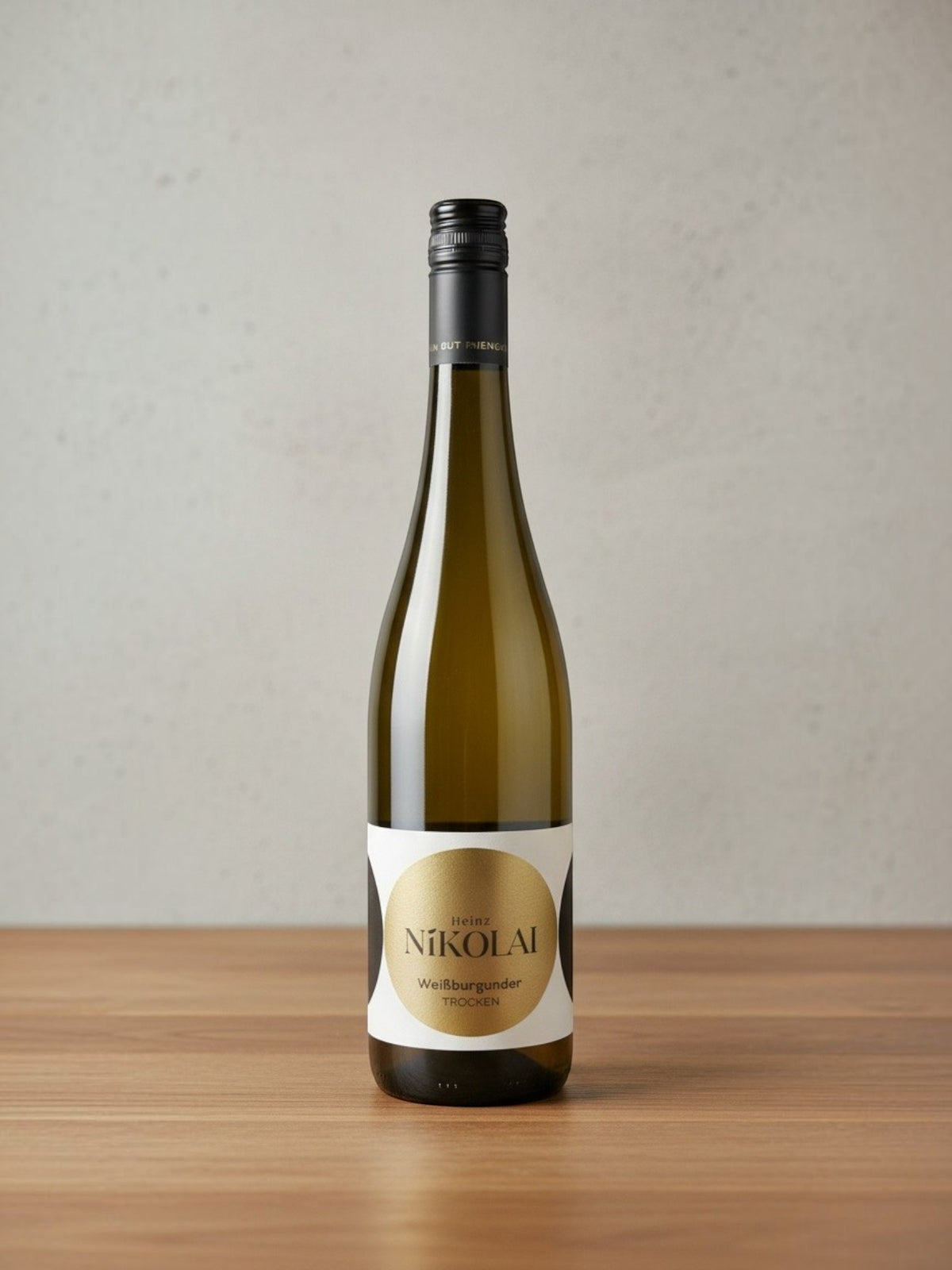 Goldener Zwilling Nikolai Weißburgunder trocken 2025 Weißweinflasche mit elegantem goldenem Etikett auf Holztisch
