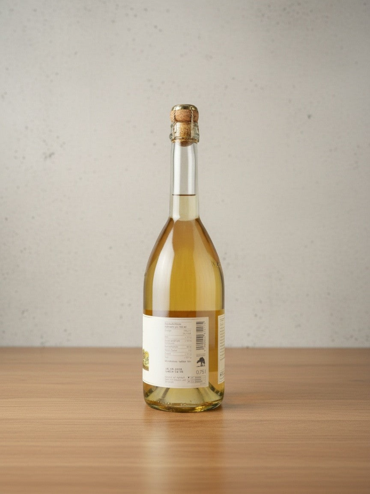 Goldener Zwilling Jörg Geiger Cuvée Nr. 11 alkoholfreier Apfelsaft mit Eichenlaub in einer Glasflasche