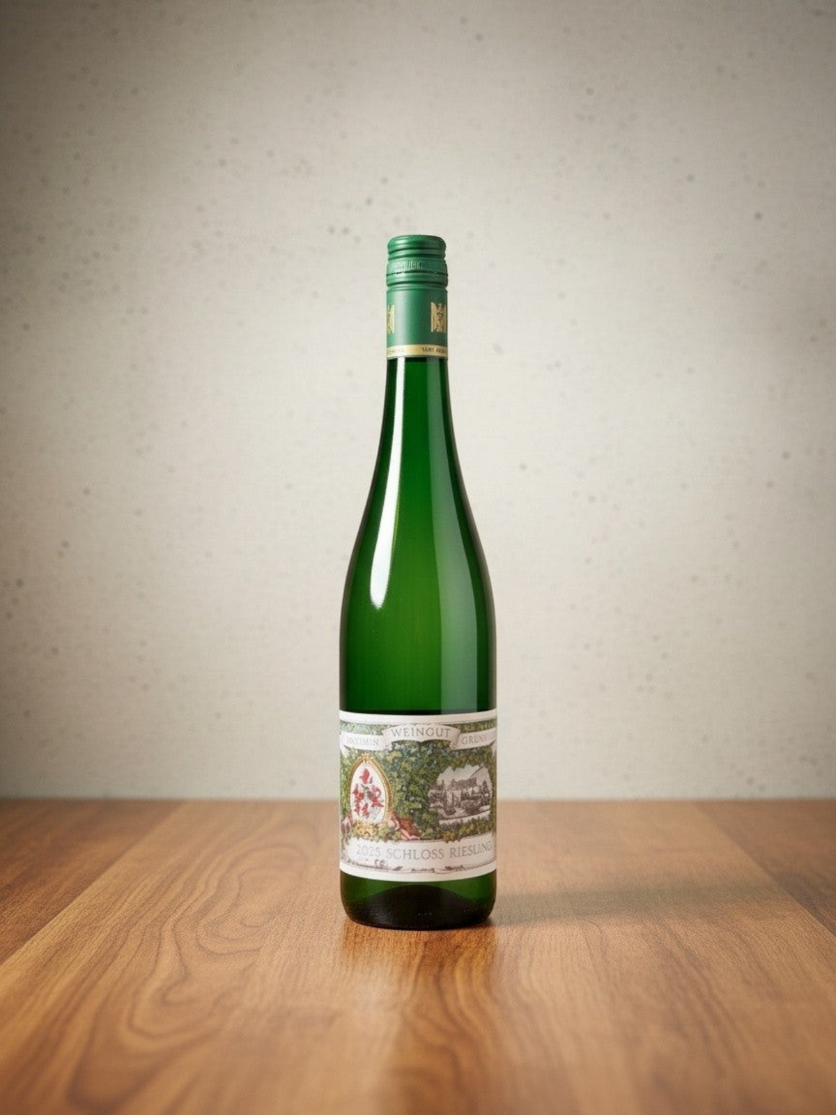 Goldener Zwilling Maximin Grünhaus Schloss Riesling 2025 in grüner Weinflasche auf einem Holztisch
