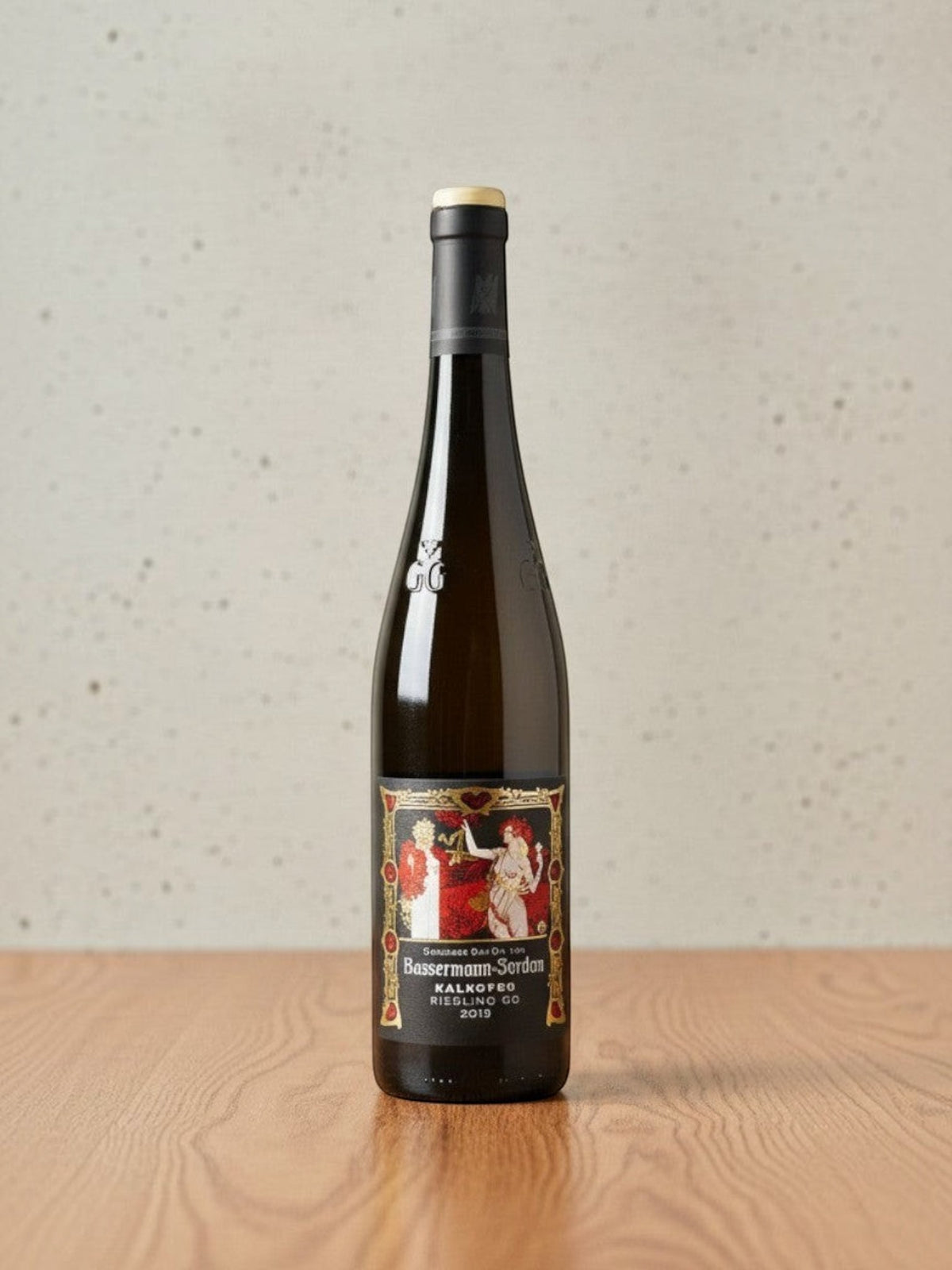 Goldener Zwilling Bassermann-Jordan Kalkofen GG 2019 Riesling Weißwein in einer eleganten Weinflasche auf Holztisch