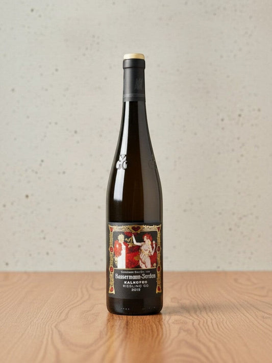 Goldener Zwilling Bassermann-Jordan Kalkofen GG 2019 Riesling Weißwein in einer eleganten Weinflasche auf Holztisch