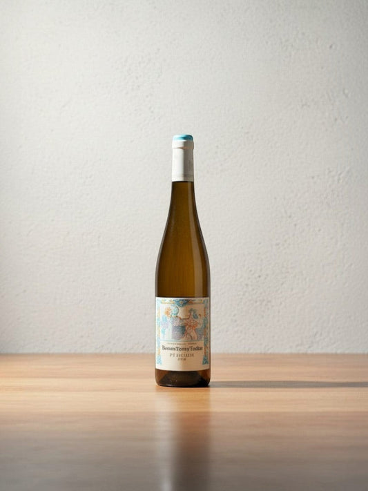 Goldener Zwilling Bassermann-Jordan Pithium 2018 Orange Wein Flasche mit kunstvollem Etikett auf Holztisch