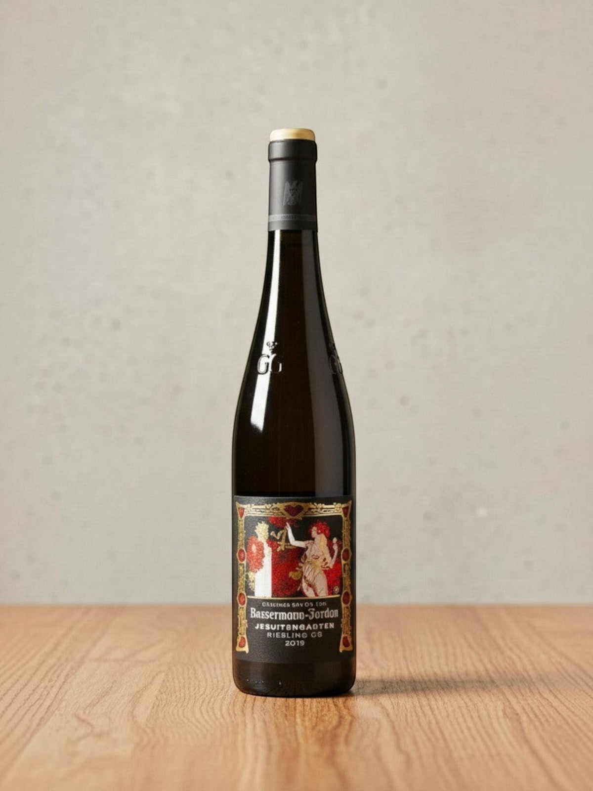Goldener Zwilling Bassermann-Jordan Jesuitengarten GG 2019 Riesling Flasche mit kunstvollem Etikett auf Holztisch