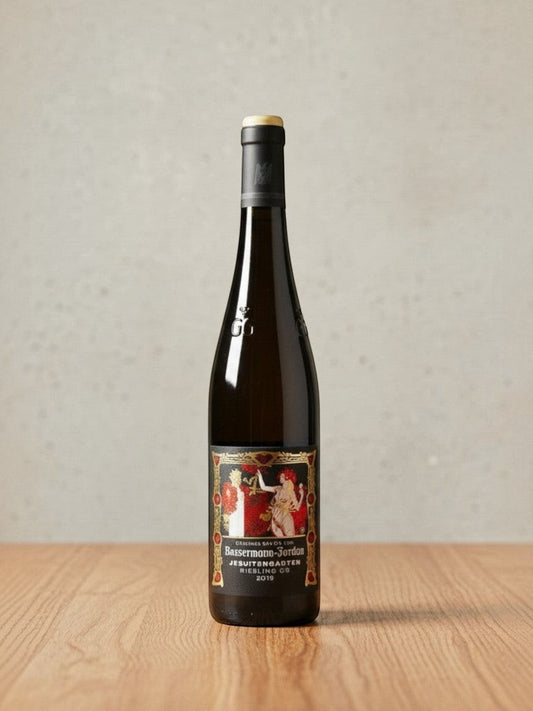 Goldener Zwilling Bassermann-Jordan Jesuitengarten GG 2019 Riesling Flasche mit kunstvollem Etikett auf Holztisch