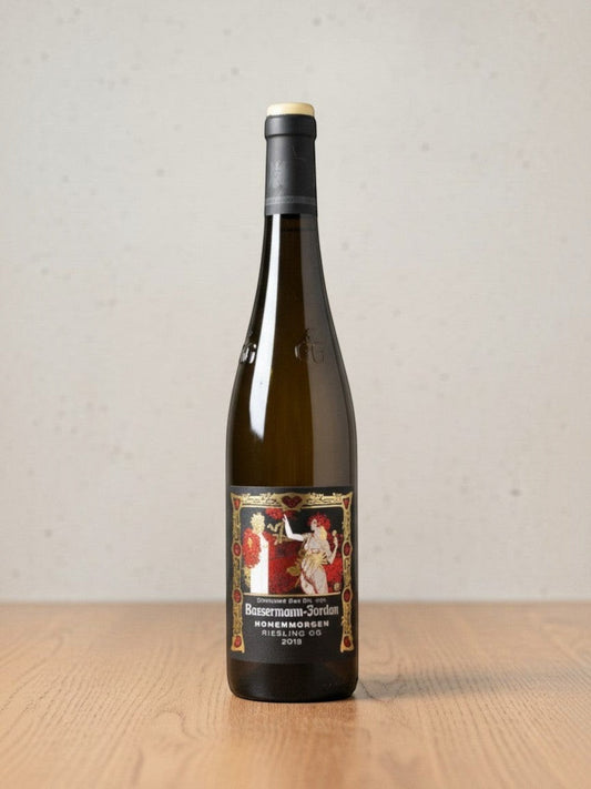 Goldener Zwilling Bassermann-Jordan Hohenmorgen GG 2019 Riesling Weissweinflasche mit kunstvollem Etikett auf Holztisch