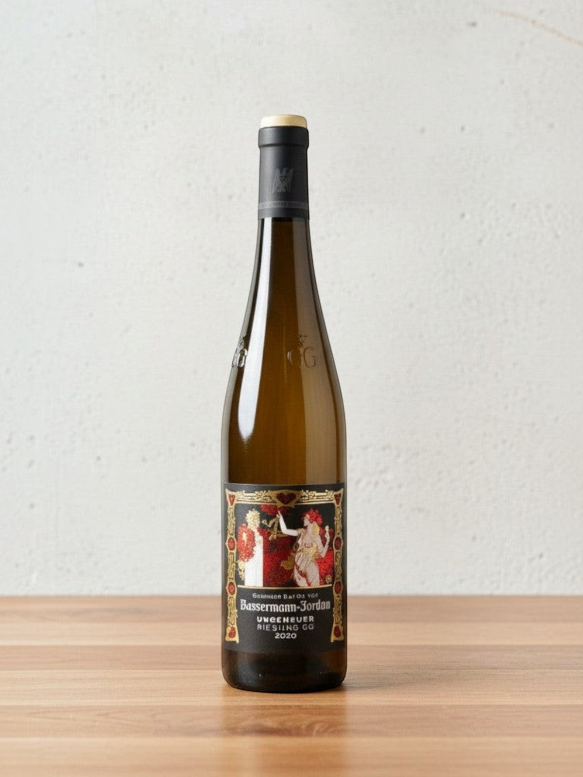 Goldener Zwilling Bassermann-Jordan Ungeheuer GG 2020 Riesling Flasche mit kunstvollem Etikett auf Holztisch