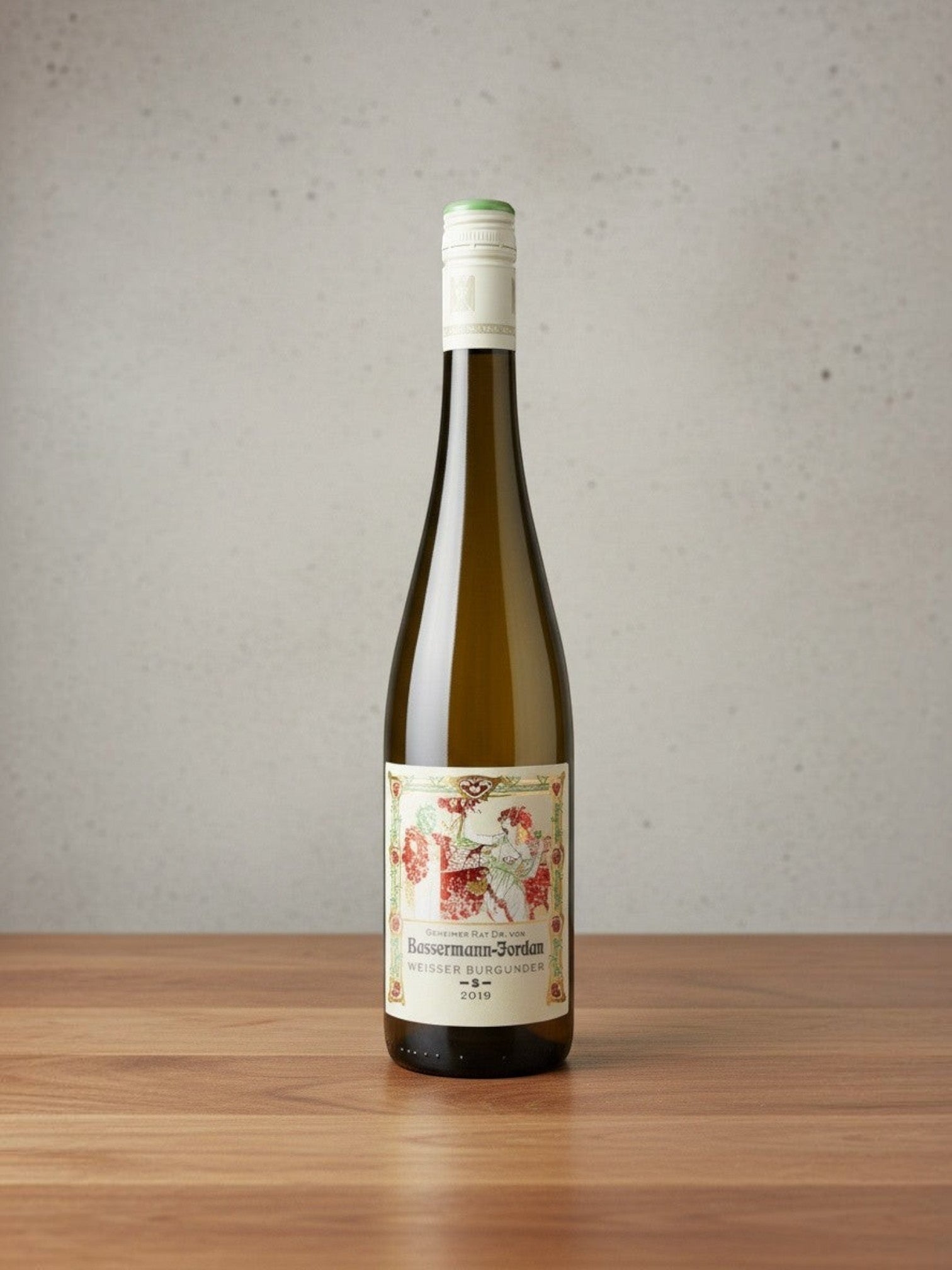 Goldener Zwilling Bassermann-Jordan Weisser Burgunder -S- 2019 Weißwein in einer eleganten Flasche auf Holztisch