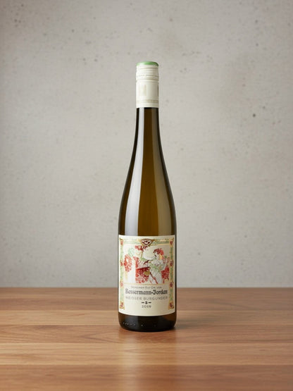 Goldener Zwilling Bassermann-Jordan Weisser Burgunder -S- 2019 Weißwein in einer eleganten Flasche auf Holztisch