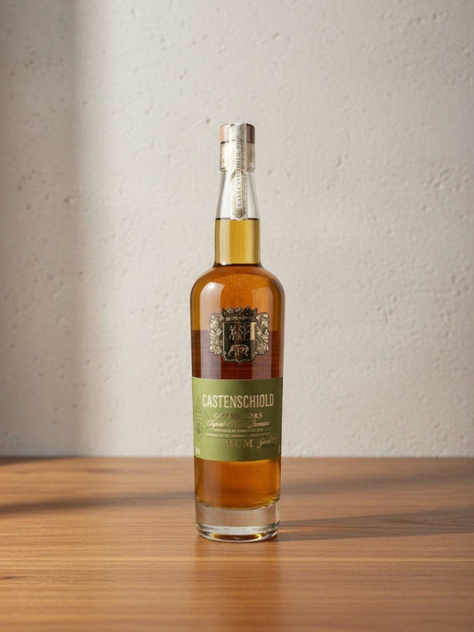 Goldener Zwilling Castenshiold Governors Rum in einer Glasflasche mit grünem Etikett auf einem Holztisch