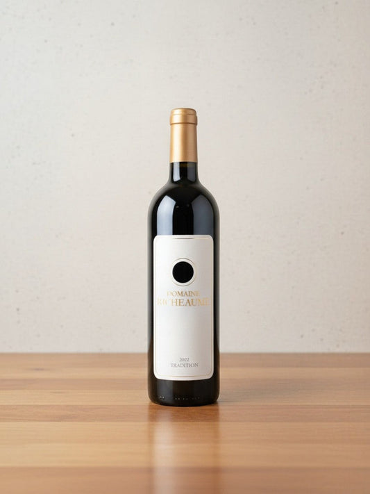 Goldener Zwilling Domaine Richeaume Tradition Rouge 2022 Rotweinflasche mit elegantem Etikett auf Holztisch