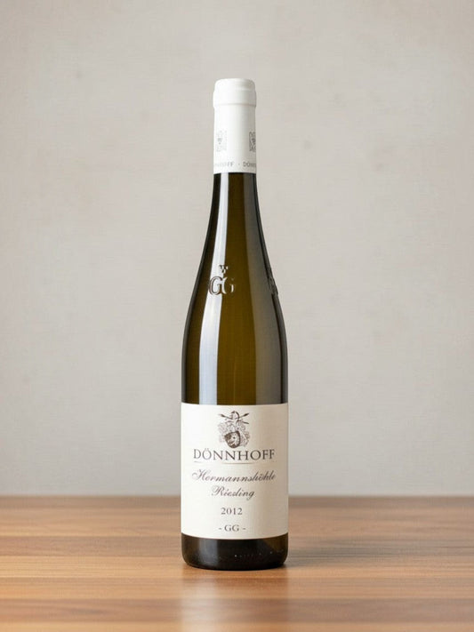 Goldener Zwilling Dönnhoff Hermannshöhle GG Riesling 2012 Weißweinflasche vor neutralem Hintergrund