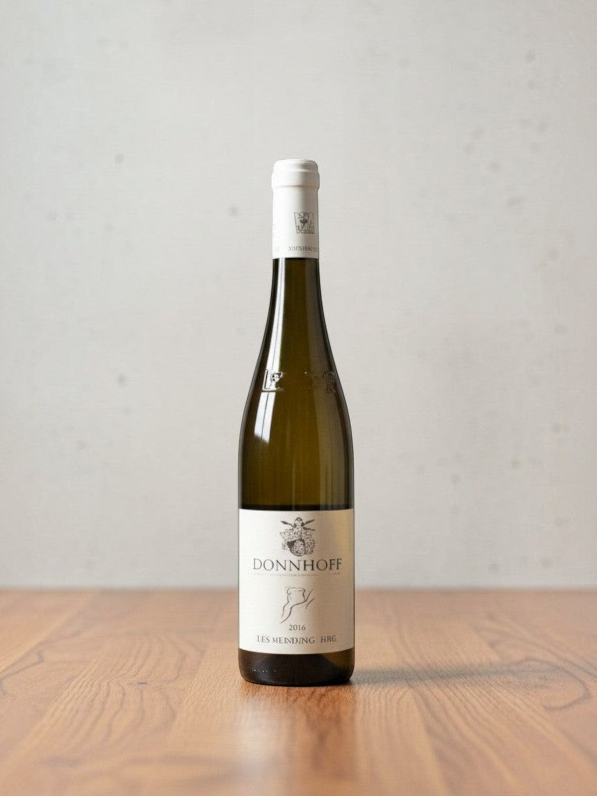 Goldener Zwilling Dönnhoff Riesling 2016 Les Mending Hrg Weißweinflasche auf einem Holztisch