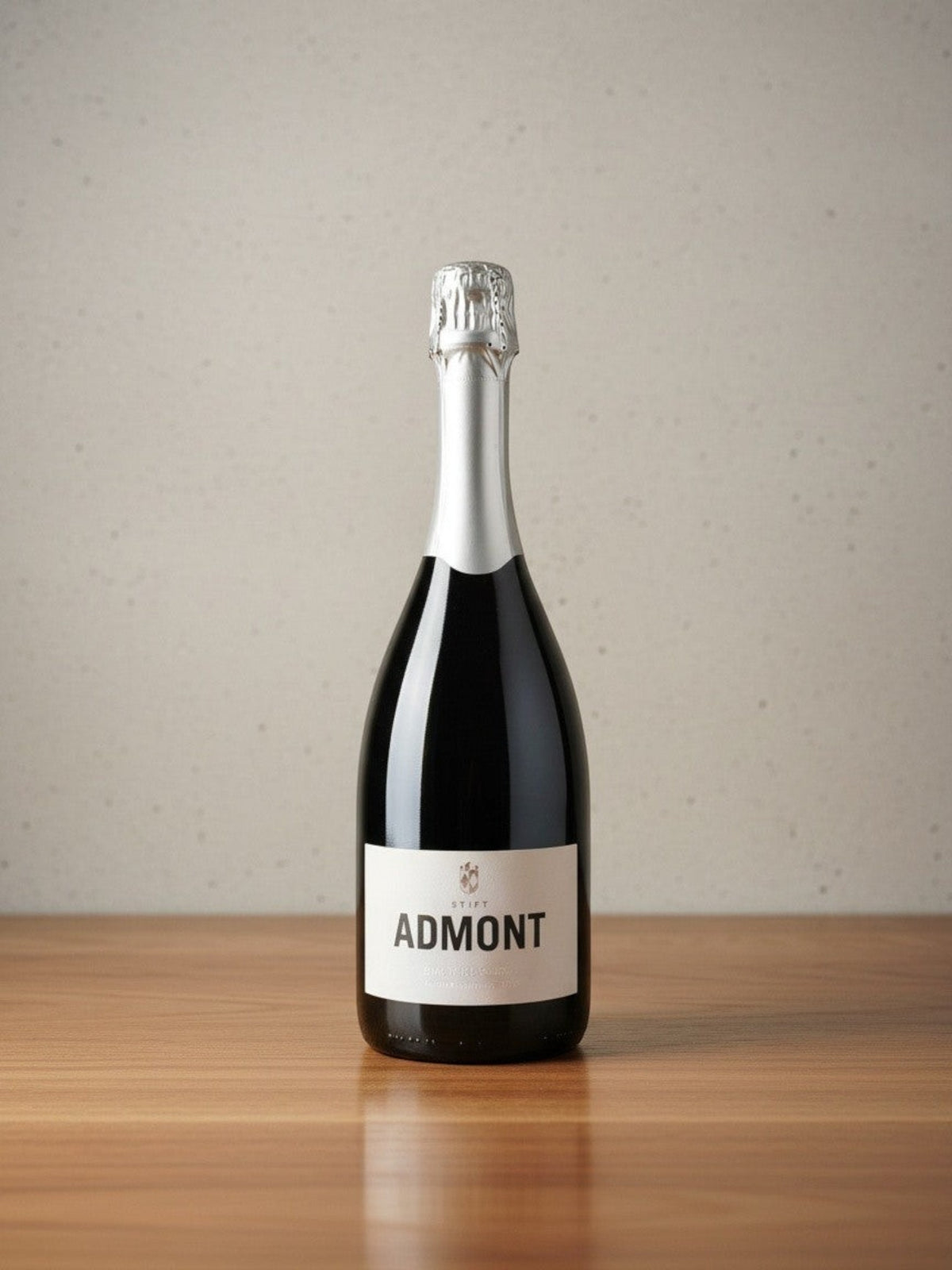Goldener Zwilling Dveri-Pax Furmint Brut 2019 Sektflasche mit hellem Etikett auf einem Holztisch