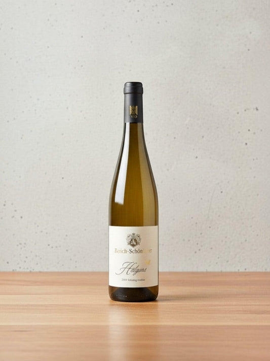 Goldener Zwilling Emrich-Schönleber Halgans Monzinger Riesling 2018 Weißweinflasche auf einem Holztisch