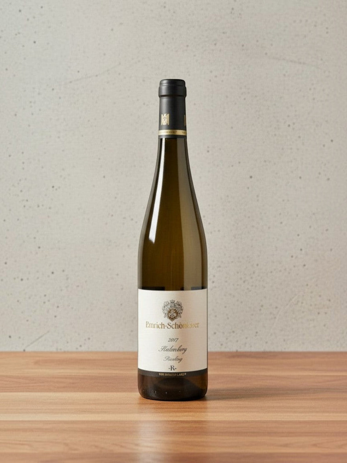 Goldener Zwilling Emrich-Schönleber Monzinger Halenberg -R- Riesling 2017 Weißweinflasche auf Holztisch