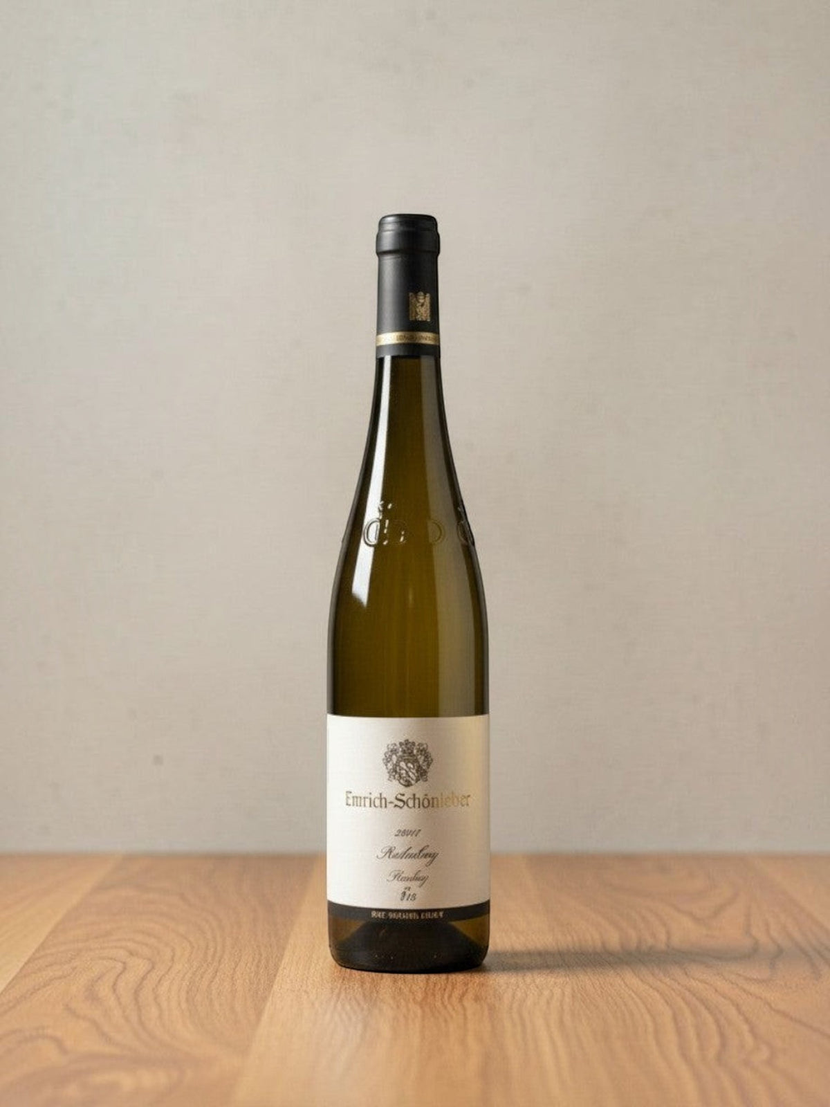Goldener Zwilling Emrich-Schönleber Monzinger Halenberg Riesling 2023 Weißweinflasche auf einem Holztisch