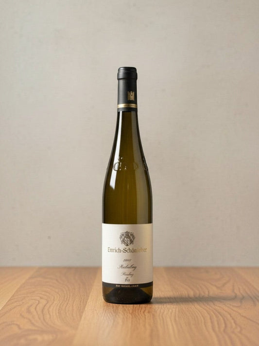 Goldener Zwilling Emrich-Schönleber Monzinger Halenberg Riesling 2023 Weißweinflasche auf einem Holztisch