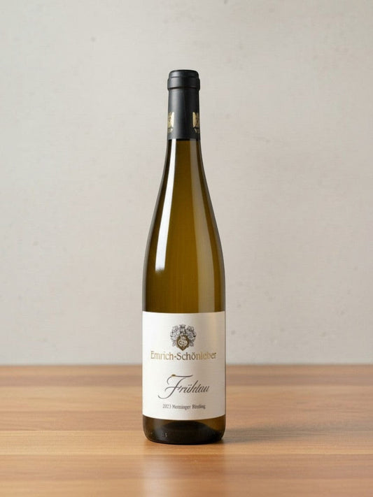Goldener Zwilling Emrich-Schönleber Monzinger Frühtau Riesling Weißwein in einer eleganten Flasche auf Holztisch