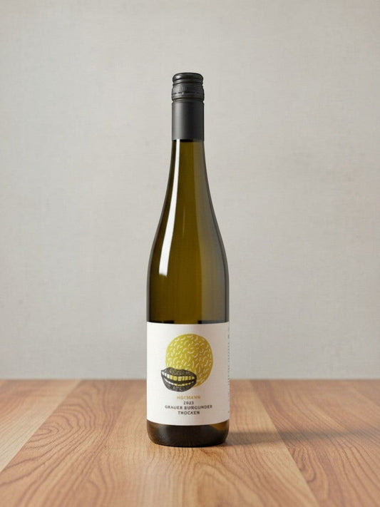 Goldener Zwilling Hofmann Grauer Burgunder BIO Weißweinflasche mit modernem Etikett auf einem Holztisch