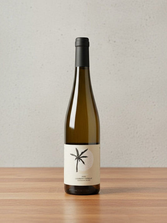 Goldener Zwilling Hofmann Sauvignon Blanc Laurenzikapelle 2021 Weißweinflasche mit Palmen-Etikett auf Holztisch