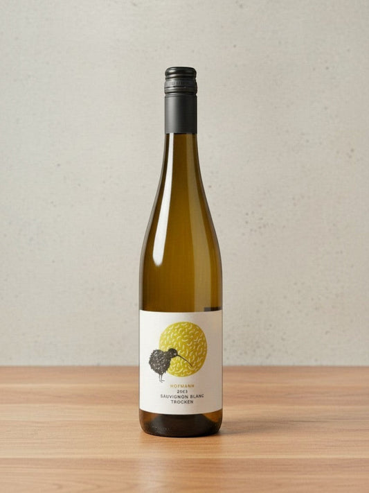 Goldener Zwilling Hofmann Sauvignon Blanc BIO 2023 Weißweinflasche mit illustriertem Kiwi-Etikett auf Holztisch