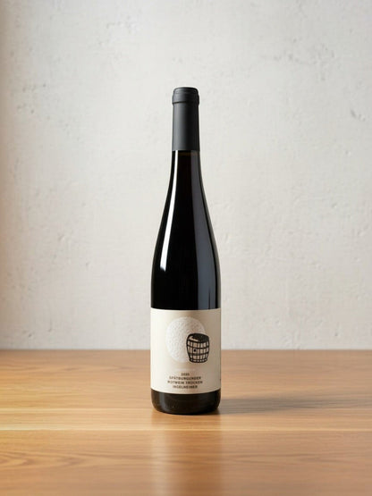 Ein Spätburgunder voller Finesse und Kraft: Zarte Aromen von Veilchen, Cassis und Waldboden vereinen sich mit einem Hauch warmer Vanille zu einem betörenden Bukett. Dieser feine Tropfen passt perfekt zu würzigen Wildgerichten und macht jeden Genussmoment zum Erlebnis.
