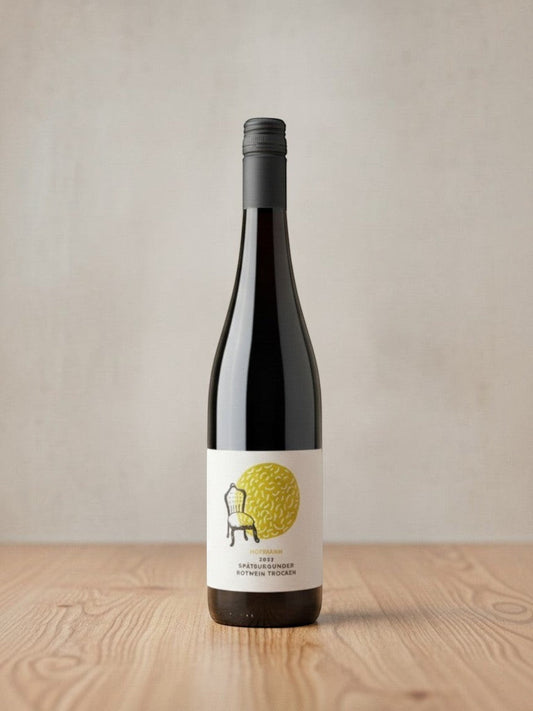 Goldener Zwilling Hofmann Spätburgunder trocken 2022 Bio-Rotwein in einer eleganten Weinflasche auf Holztisch