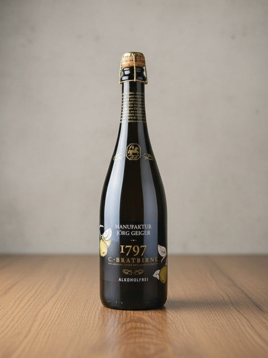 Goldener Zwilling Jörg Geiger Die C.-Bratbirne alkoholfreie Birnen-Cuvée in einer eleganten dunklen Glasflasche