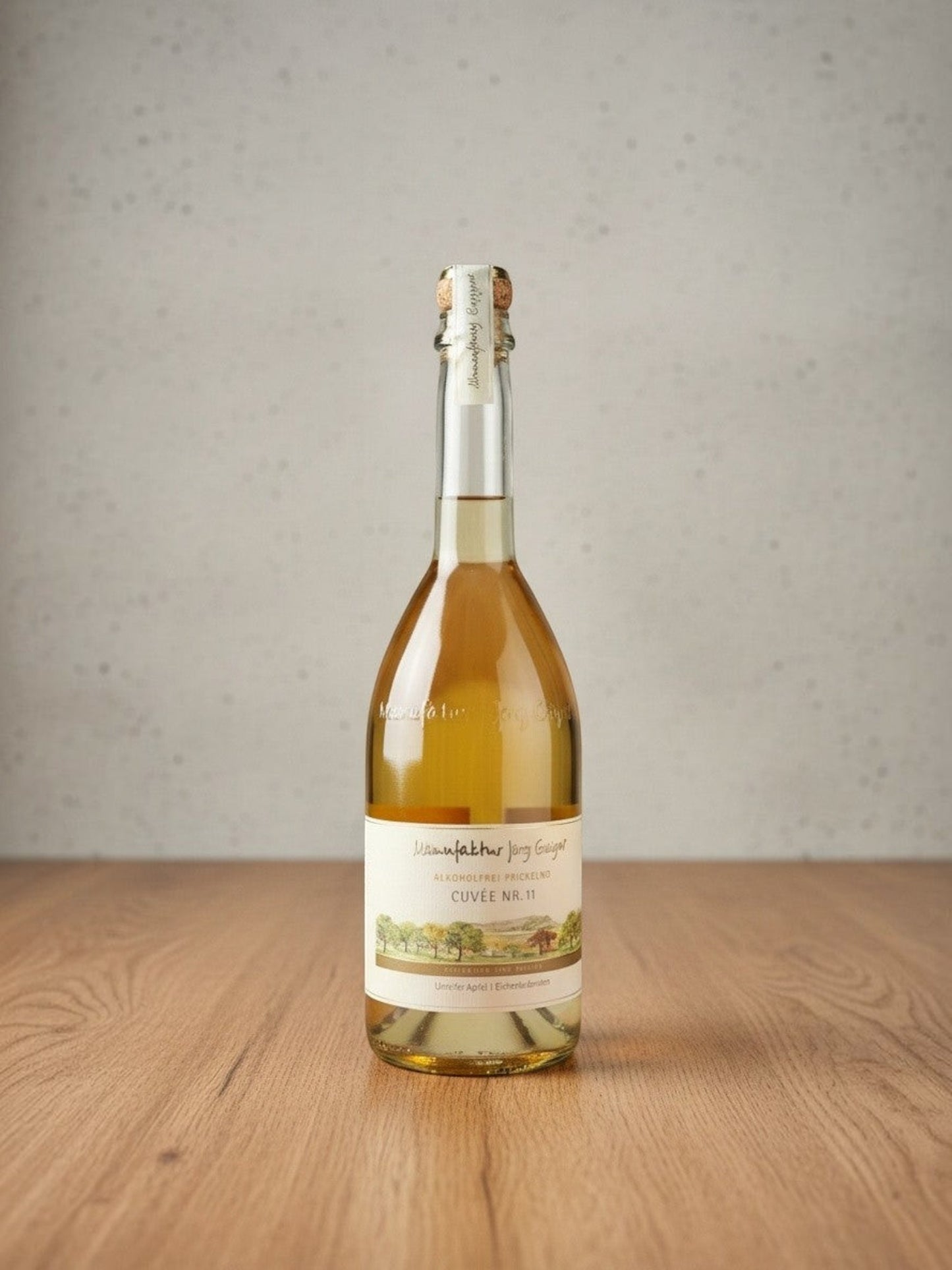Goldener Zwilling Jörg Geiger Cuvée Nr. 11 alkoholfreier Apfel-Eichenlaub-Schaumwein in eleganter Glasflasche