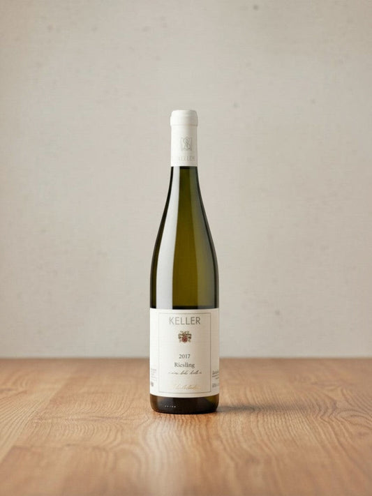 Goldener Zwilling Keller von der Fels 2017 Riesling Weißweinflasche auf einem Holztisch vor neutralem Hintergrund