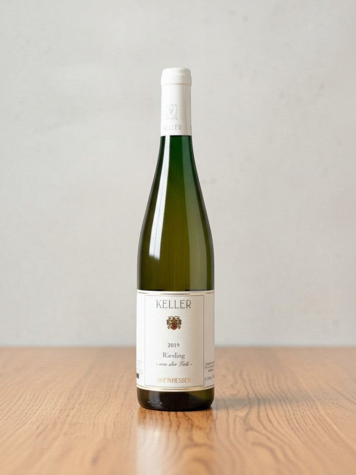 Goldener Zwilling Keller von der Fels 2019 Riesling Weißweinflasche auf einem Holztisch