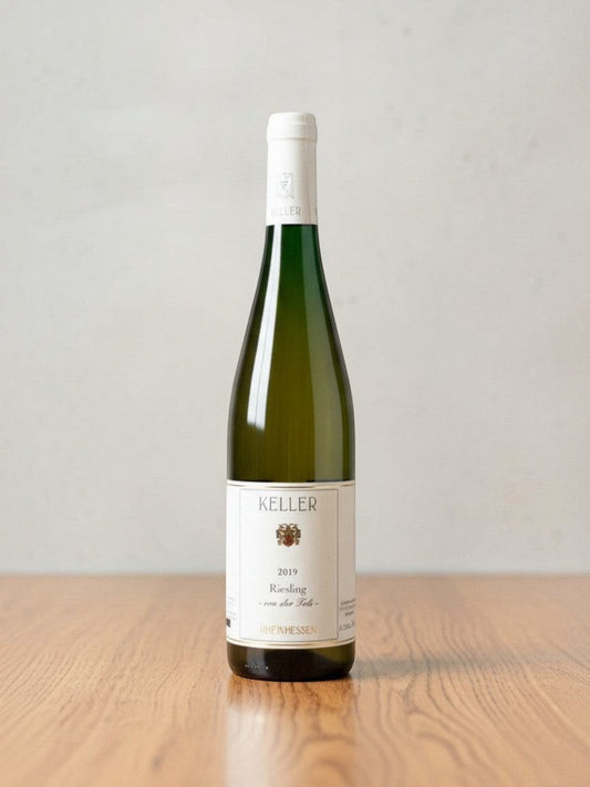 Goldener Zwilling Keller von der Fels 2019 Riesling Weißweinflasche auf einem Holztisch