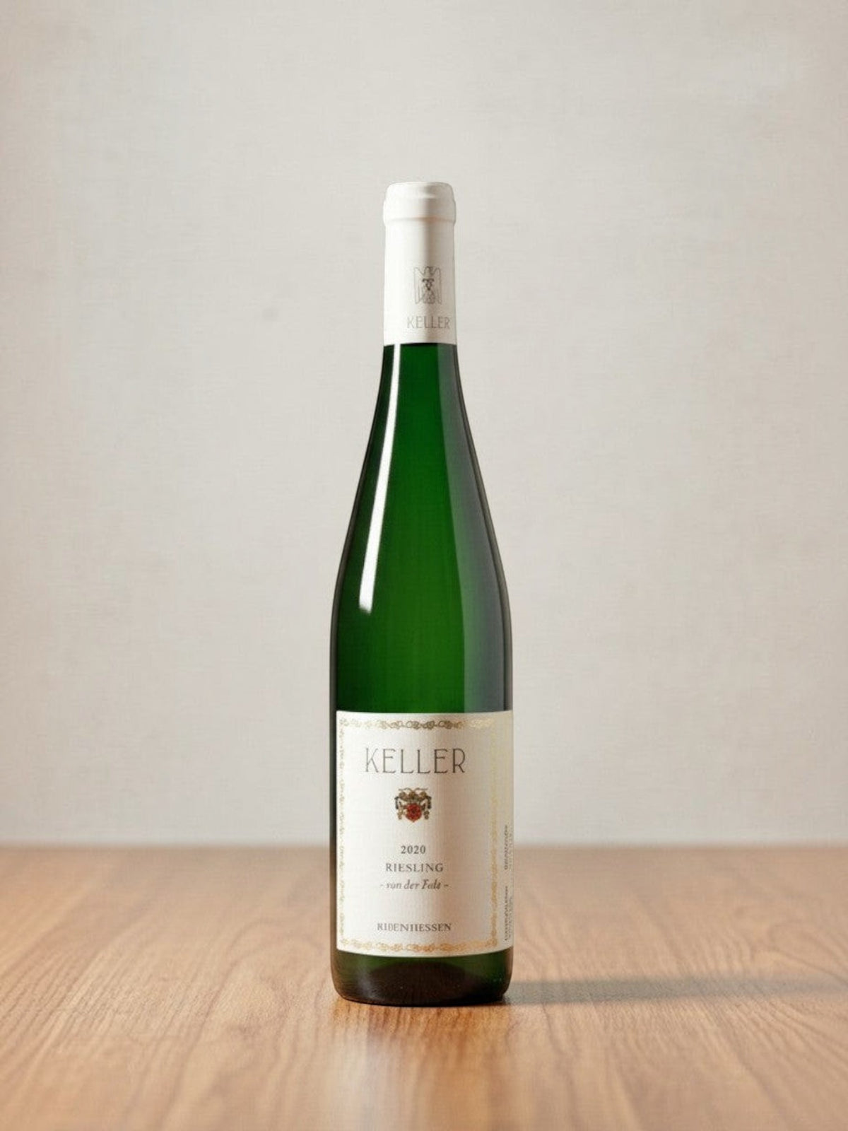 Goldener Zwilling Keller von der Fels 2020 Riesling Weißweinflasche auf einem Holztisch vor hellem Hintergrund