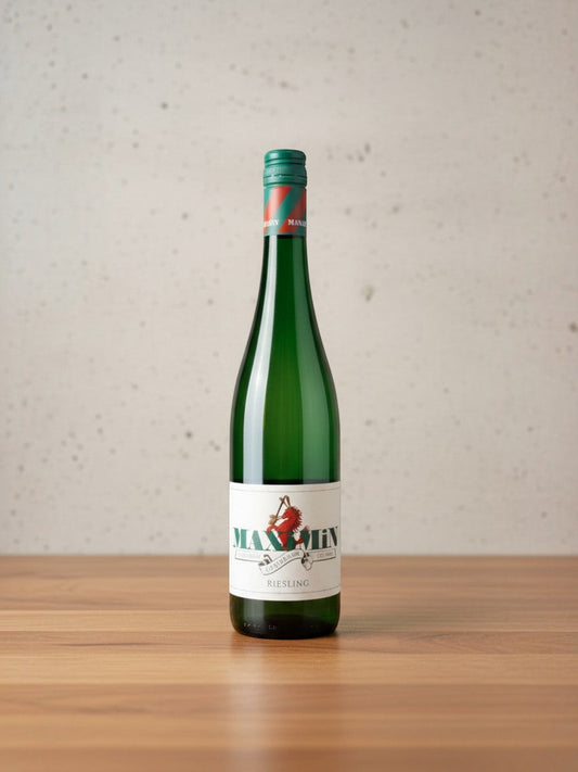 Goldener Zwilling Maximin Grünhaus Riesling Maximin feinherb 2023 in grüner Weinflasche auf Holztisch