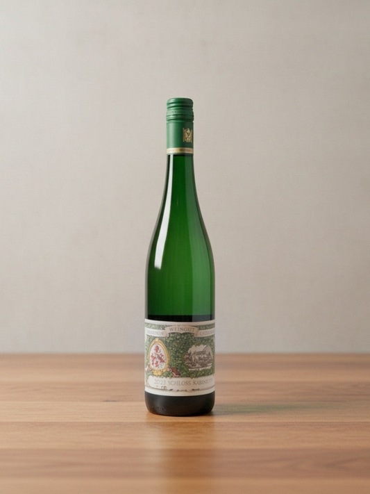 Goldener Zwilling Maximin Grünhaus Schloss Kabinett 2024 Riesling in einer grünen Weinflasche auf einem Holztisch