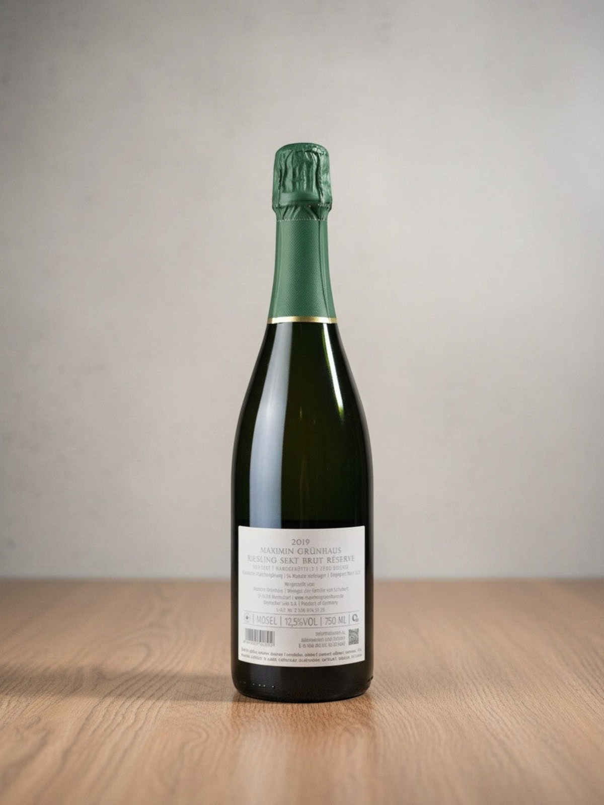 Goldener Zwilling Maximin Grünhaus Riesling Sekt brut Réserve 2019 Flaschenrückseite auf Holztisch