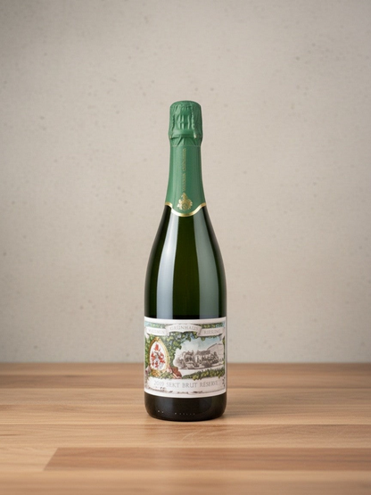 Goldener Zwilling Maximin Grünhaus Riesling Sekt brut Réserve 2019 Flasche mit grünem Verschluss auf Holztisch