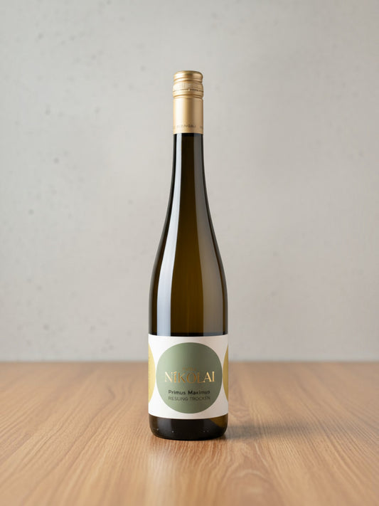 Goldener Zwilling Nikolai Primus Maximus Riesling trocken 2025 Weissweinflasche mit goldenem Schraubverschluss
