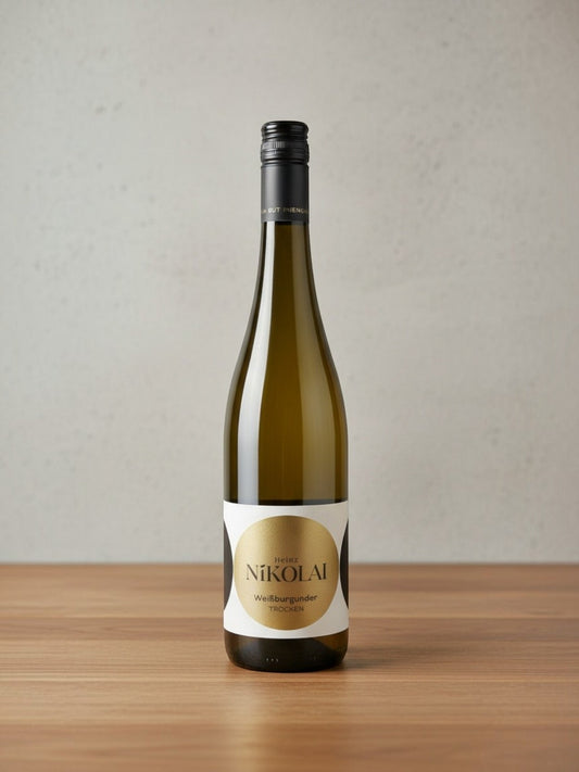 Goldener Zwilling Nikolai Weißburgunder trocken 2025 Weißweinflasche mit elegantem goldenem Etikett auf Holztisch