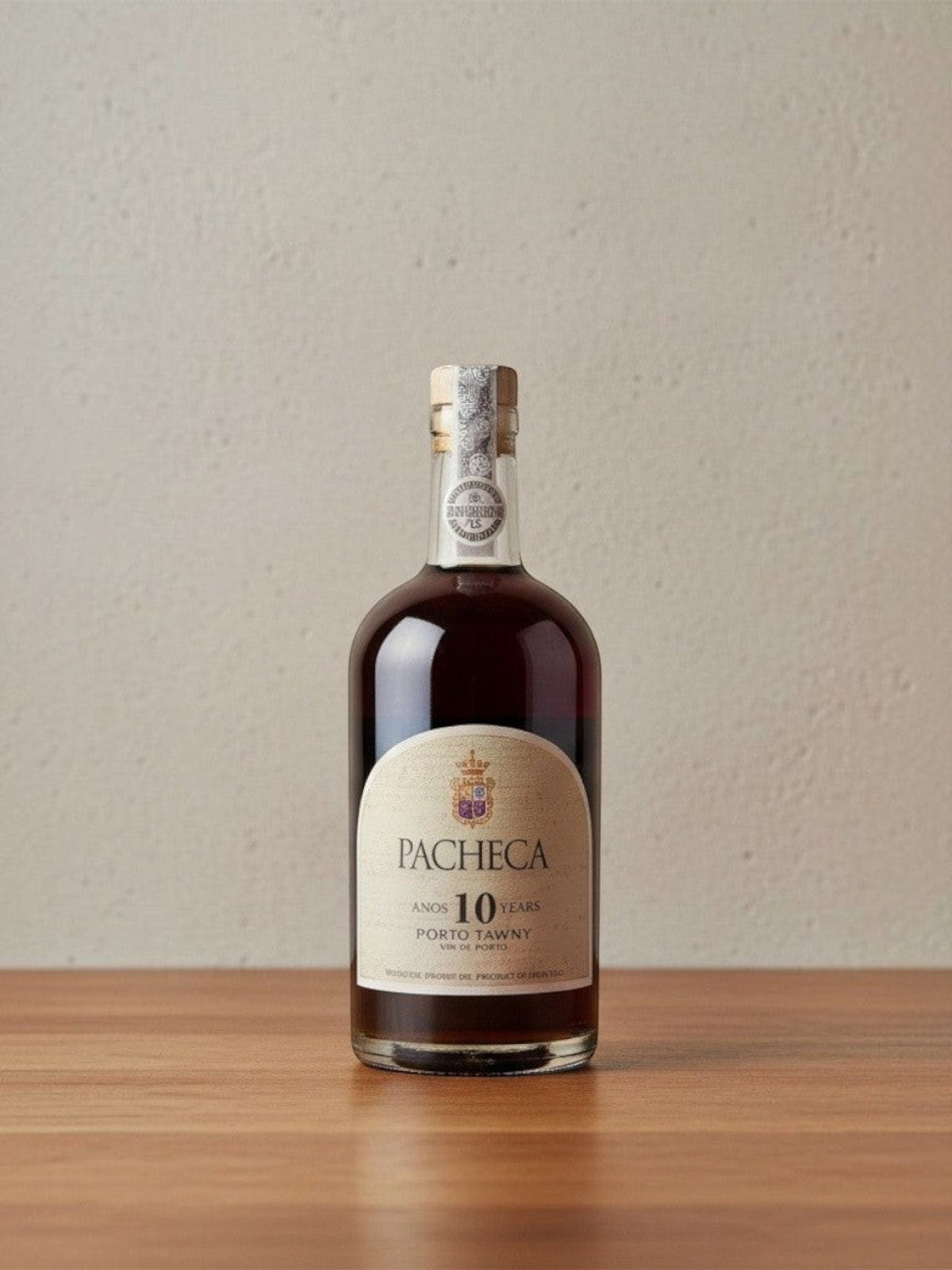 Goldener Zwilling Quinta da Pacheca 10 Jahre Tawny Portwein in einer eleganten Glasflasche auf einem Holztisch