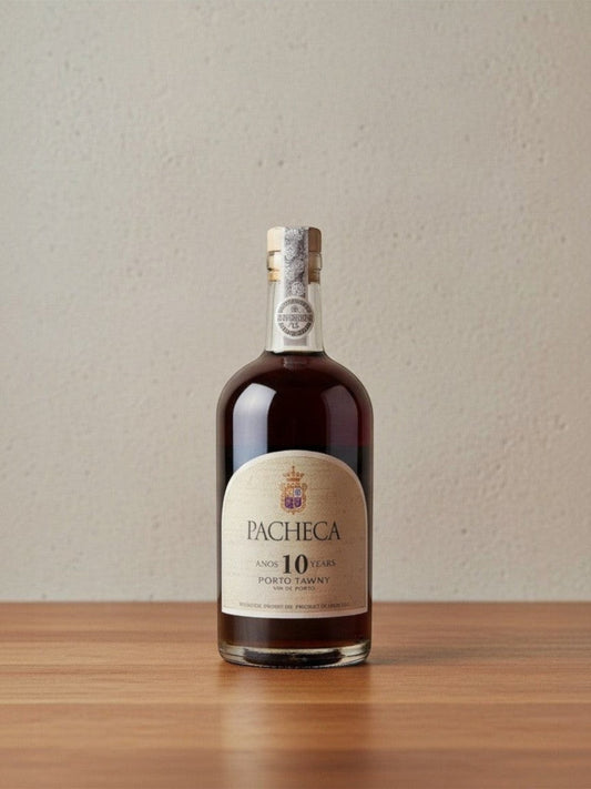 Goldener Zwilling Quinta da Pacheca 10 Jahre Tawny Portwein in einer eleganten Glasflasche auf einem Holztisch