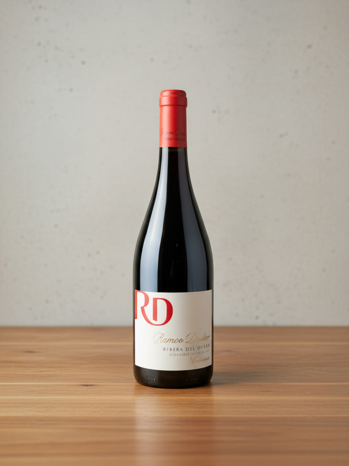 Goldener Zwilling Ramos Ducher Crianza 2020 Rotweinflasche mit roter Kapsel auf einem Holztisch