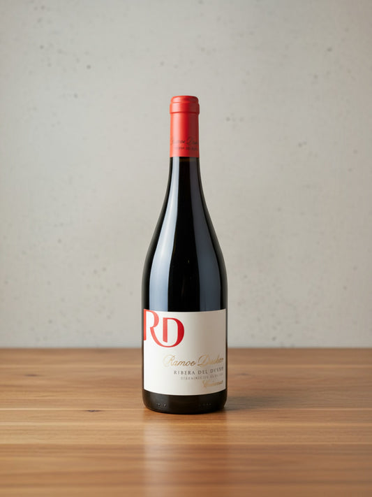 Goldener Zwilling Ramos Ducher Crianza 2020 Rotweinflasche mit roter Kapsel auf einem Holztisch