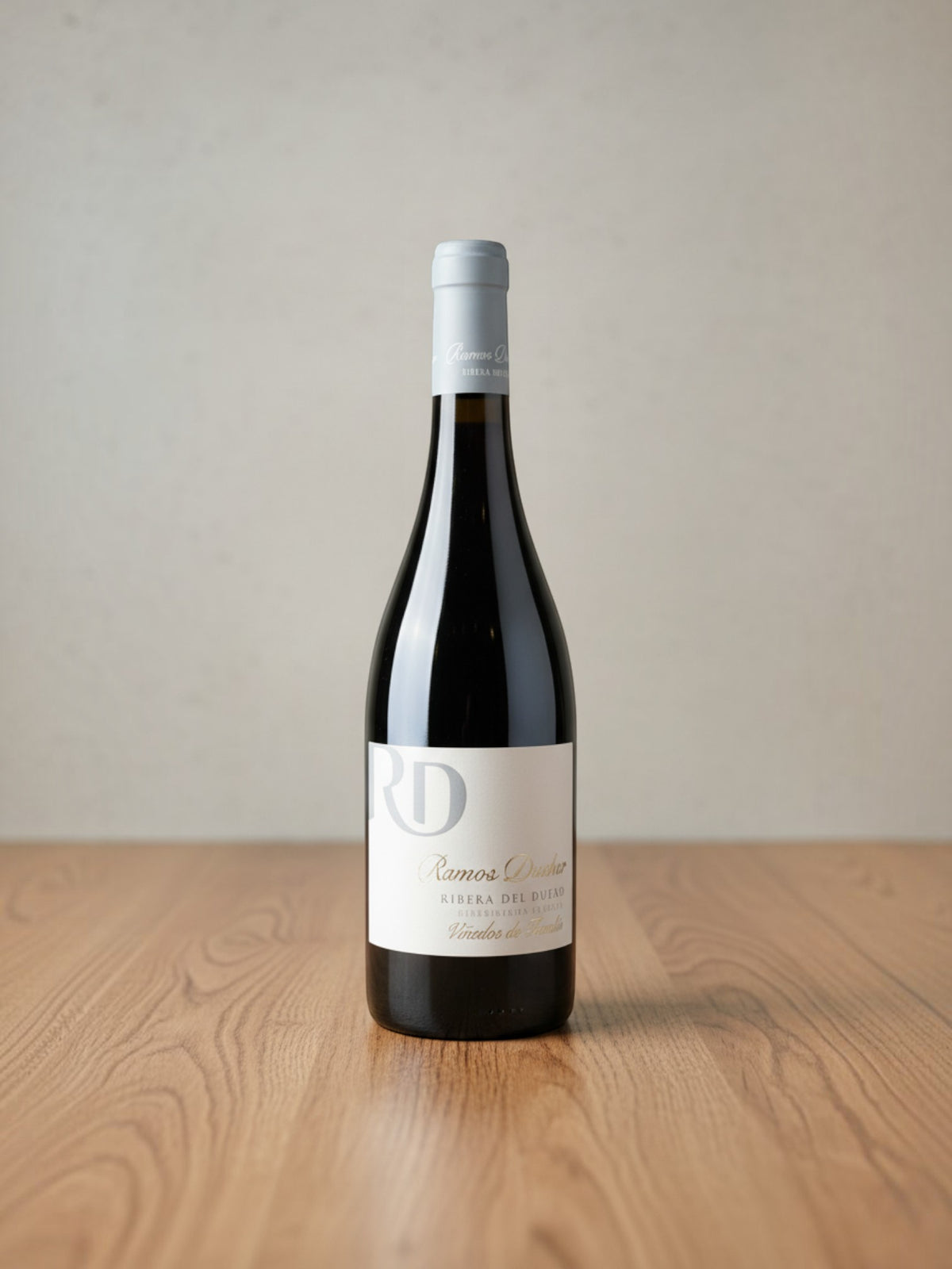 Goldener Zwilling Ramos Ducher 2021 Rotweinflasche aus Ribera del Duero auf einem Holztisch